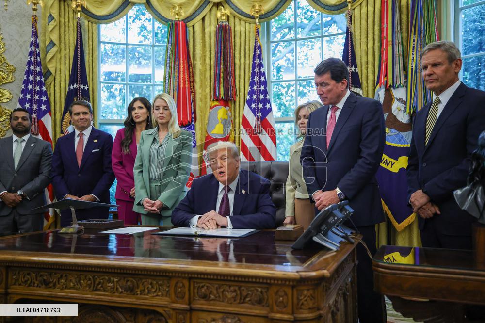 DC: President Trump Signs a Presidential Memorandum in Oval Office