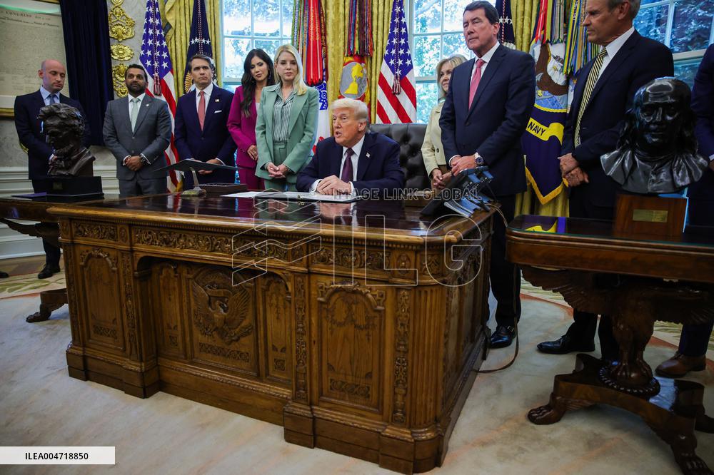 DC: President Trump Signs a Presidential Memorandum in Oval Office