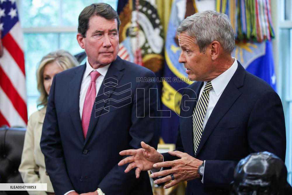 DC: President Trump Signs a Presidential Memorandum in Oval Office