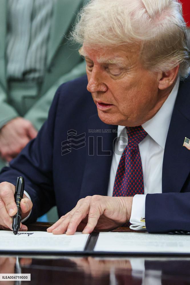 DC: President Trump Signs a Presidential Memorandum in Oval Office