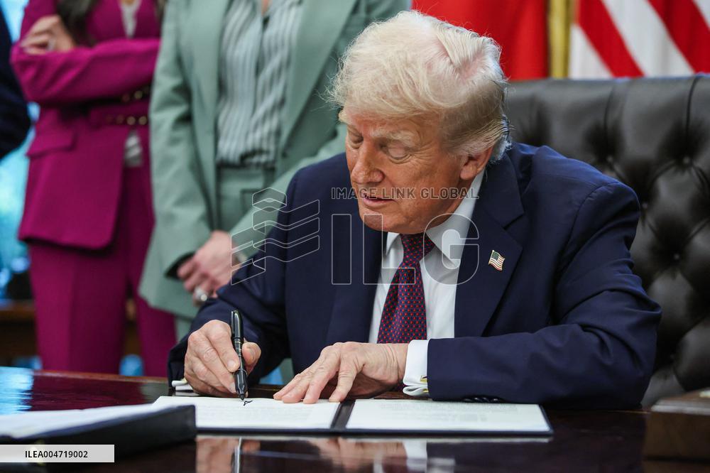 DC: President Trump Signs a Presidential Memorandum in Oval Office