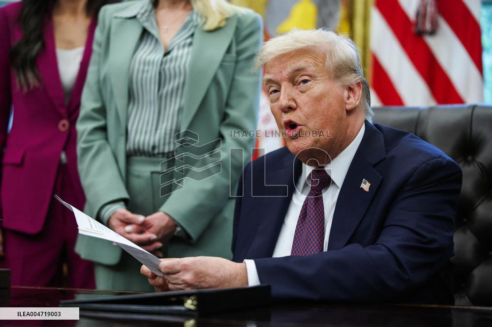 DC: President Trump Signs a Presidential Memorandum in Oval Office