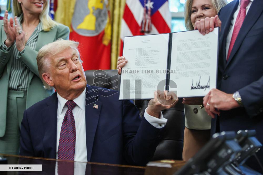 DC: President Trump Signs a Presidential Memorandum in Oval Office
