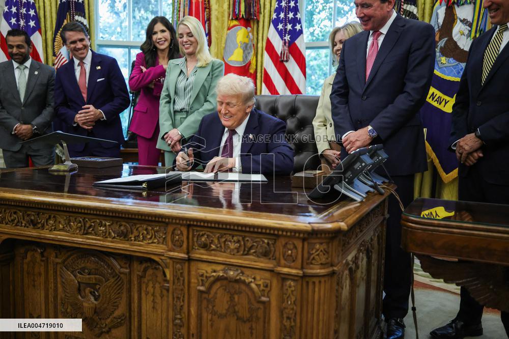 DC: President Trump Signs a Presidential Memorandum in Oval Office