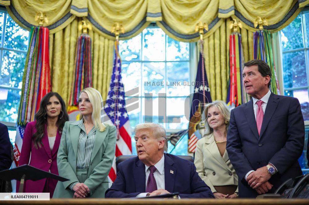 DC: President Trump Signs a Presidential Memorandum in Oval Office