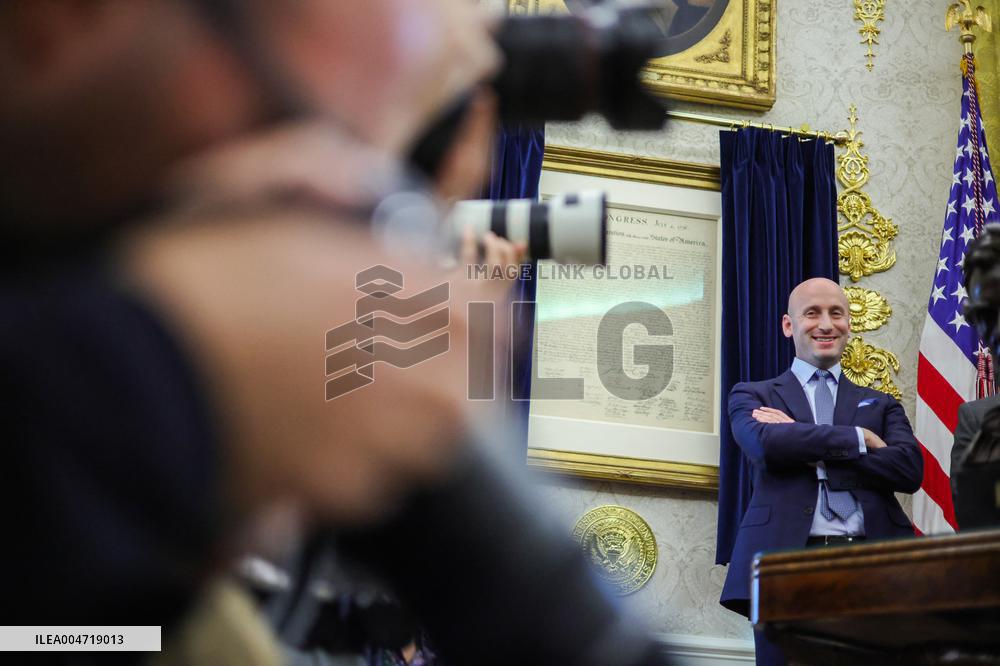 DC: President Trump Signs a Presidential Memorandum in Oval Office