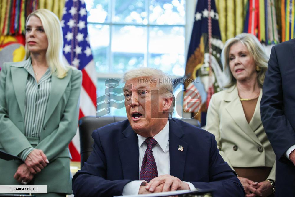 DC: President Trump Signs a Presidential Memorandum in Oval Office