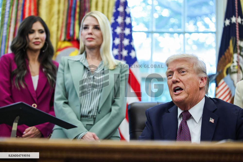 DC: President Trump Signs a Presidential Memorandum in Oval Office