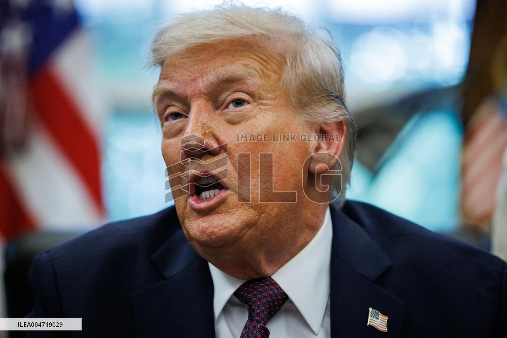 DC: President Trump Signs a Presidential Memorandum in Oval Office