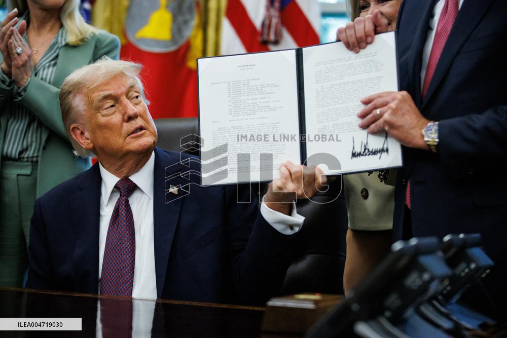 DC: President Trump Signs a Presidential Memorandum in Oval Office
