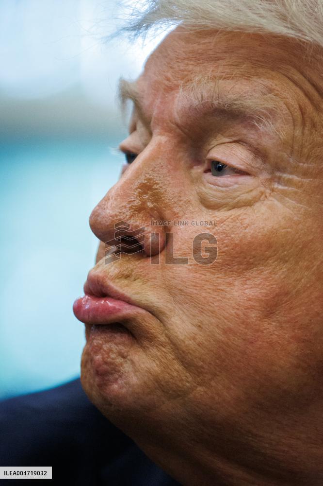 DC: President Trump Signs a Presidential Memorandum in Oval Office