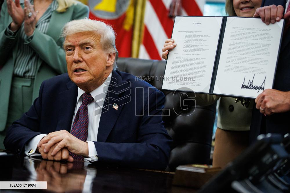 DC: President Trump Signs a Presidential Memorandum in Oval Office