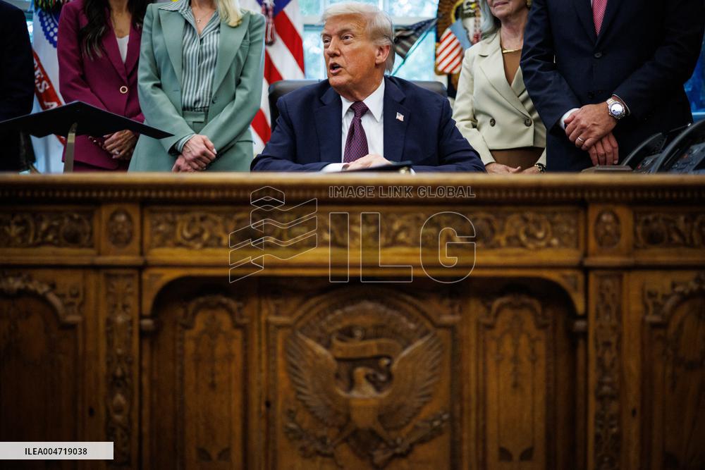 DC: President Trump Signs a Presidential Memorandum in Oval Office