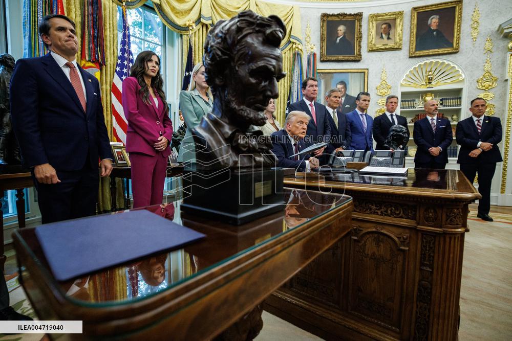 DC: President Trump Signs a Presidential Memorandum in Oval Office