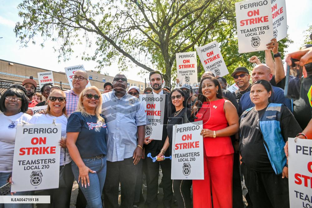 Mamdani Rallies with Striking Members of Teamsters Local 210 in Bronx, NY