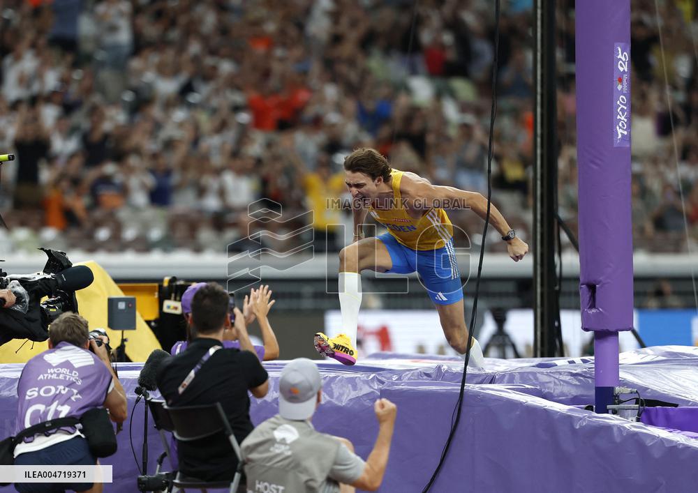 Duplantis Breaks World Pole Vault Record - Tokyo