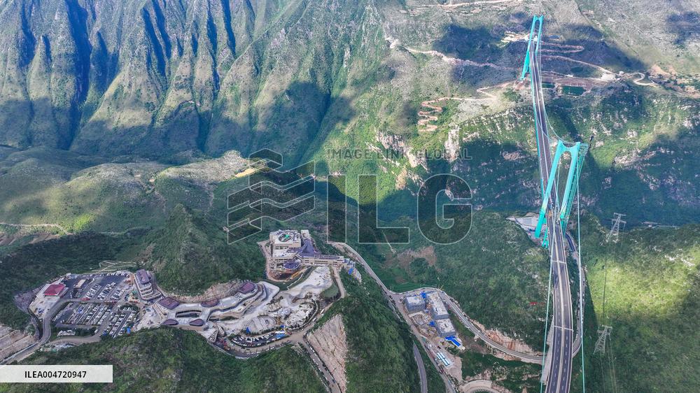 Huajiang Canyon Bridge
