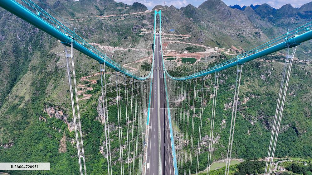 Huajiang Canyon Bridge