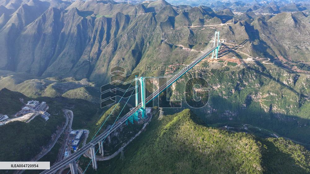 Huajiang Canyon Bridge