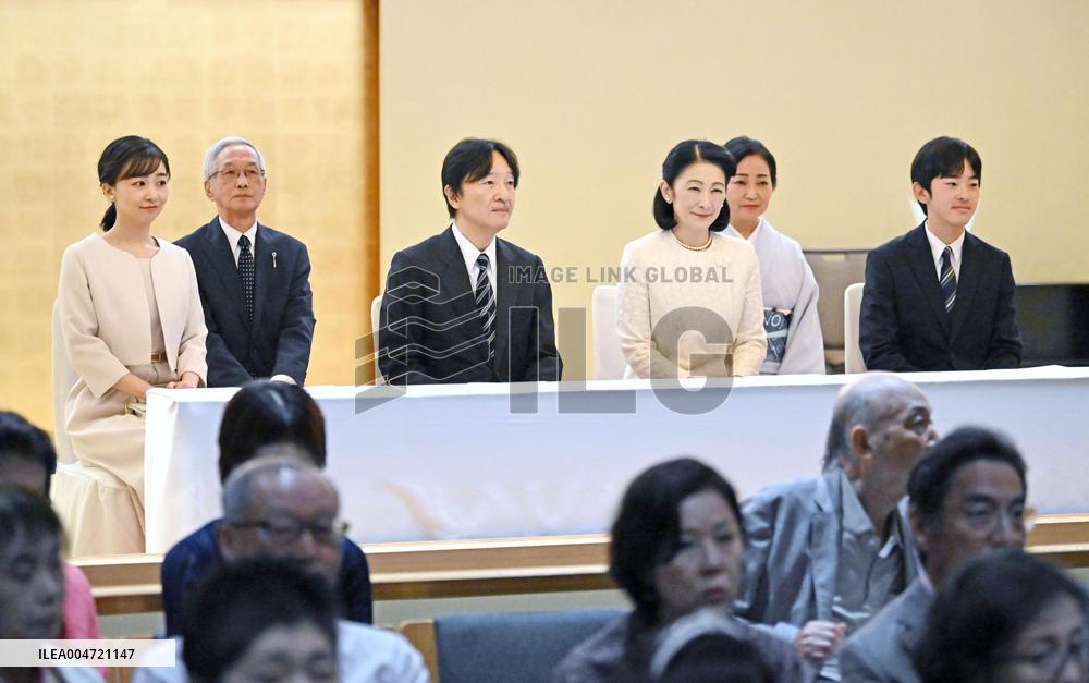 Crown prince's family watches dance performance