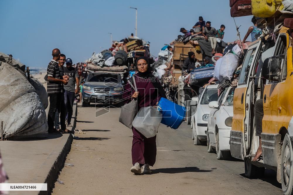 Palestinians Flee Northern Gaza after Intensified Israeli Attacks - Gaza City