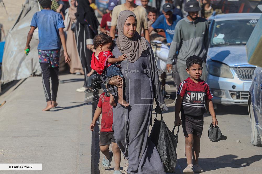 Palestinians Flee Northern Gaza after Intensified Israeli Attacks - Gaza City