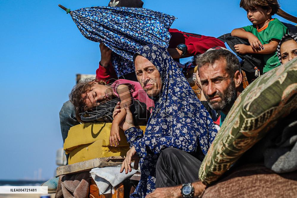 Palestinians Flee Northern Gaza after Intensified Israeli Attacks - Gaza City