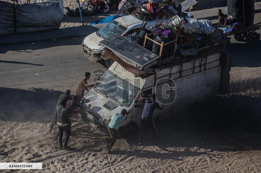 Palestinians Flee Northern Gaza after Intensified Israeli Attacks - Gaza City