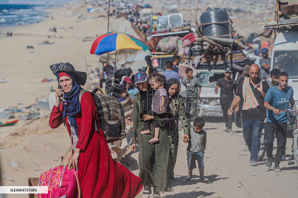 Palestinians Flee Northern Gaza after Intensified Israeli Attacks - Gaza City