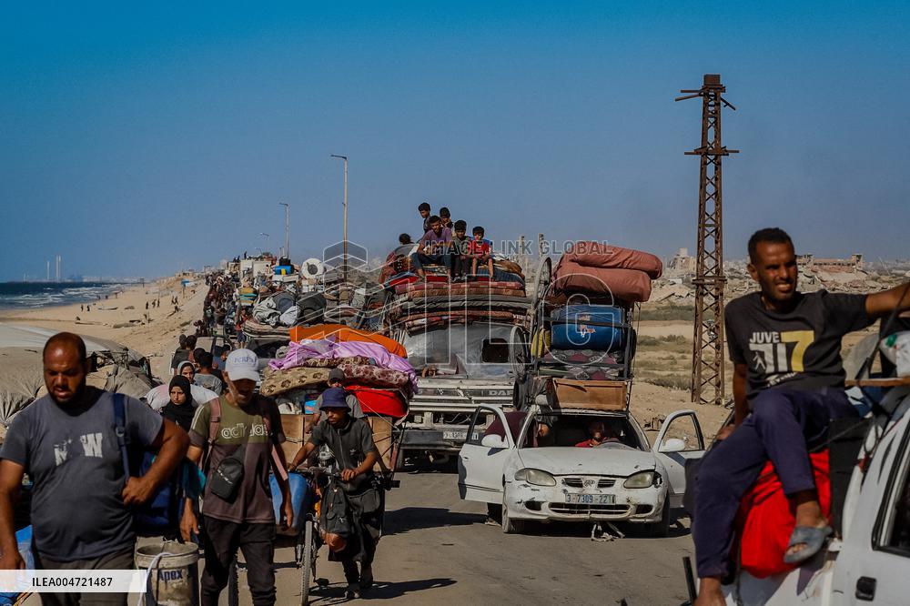 Palestinians Flee Northern Gaza after Intensified Israeli Attacks - Gaza City