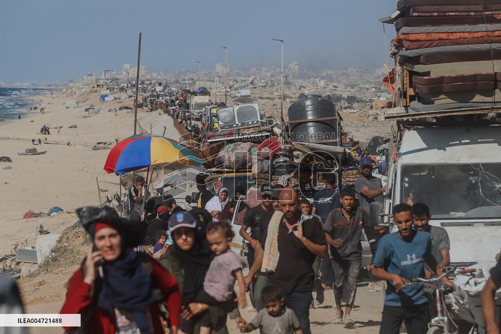 Palestinians Flee Northern Gaza after Intensified Israeli Attacks - Gaza City