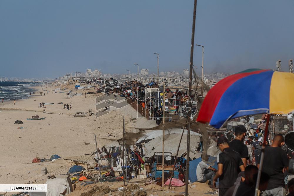 Palestinians Flee Northern Gaza after Intensified Israeli Attacks - Gaza City