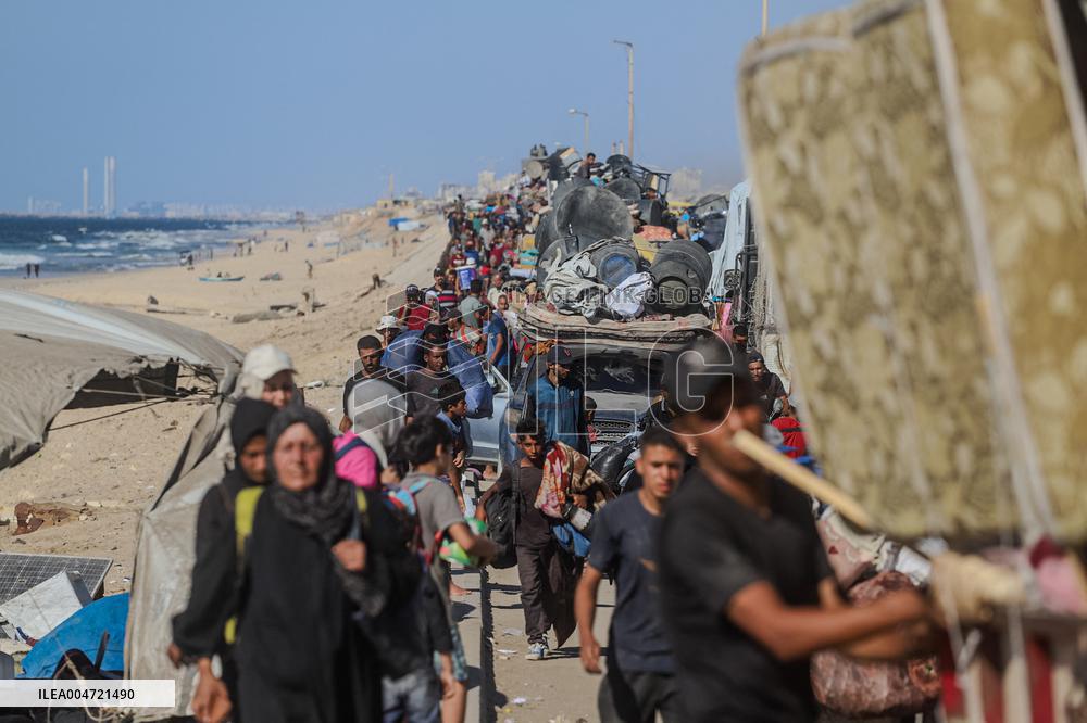 Palestinians Flee Northern Gaza after Intensified Israeli Attacks - Gaza City