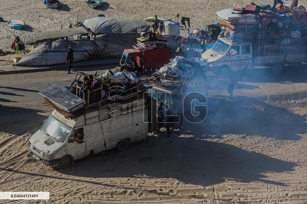 Palestinians Flee Northern Gaza after Intensified Israeli Attacks - Gaza City