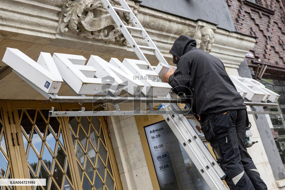 Replacing the signs on Russian theater