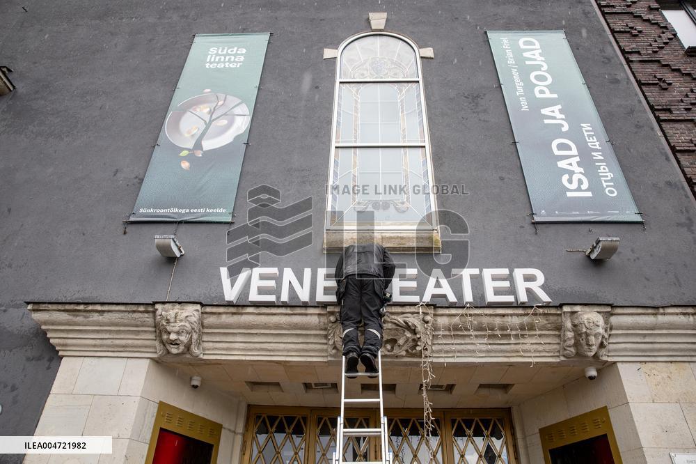 Replacing the signs on Russian theater