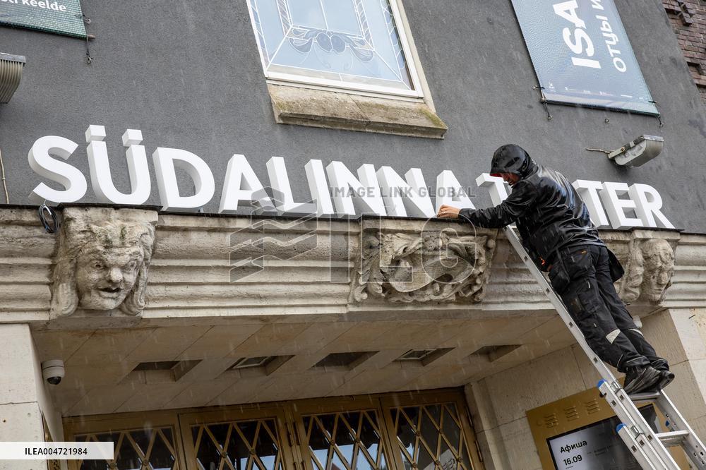 Replacing the signs on Russian theater