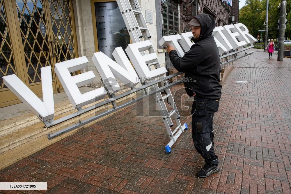 Replacing the signs on Russian theater
