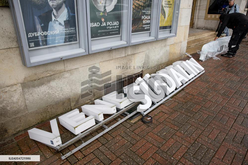 Replacing the signs on Russian theater