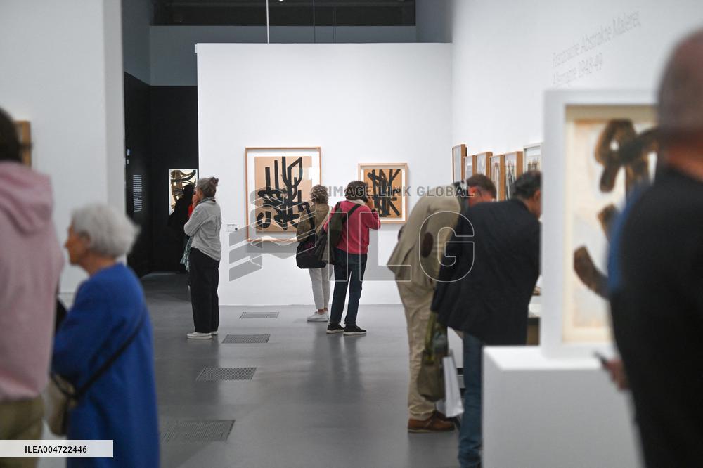 Pierre Soulages au musee du Luxembourg a Paris.