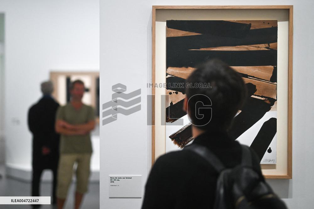Pierre Soulages au musee du Luxembourg a Paris.