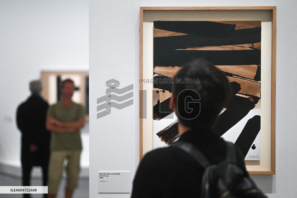 Pierre Soulages au musee du Luxembourg a Paris.