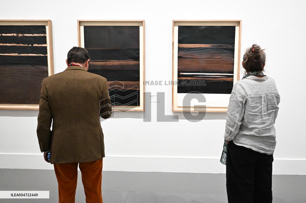 Pierre Soulages au musee du Luxembourg a Paris.
