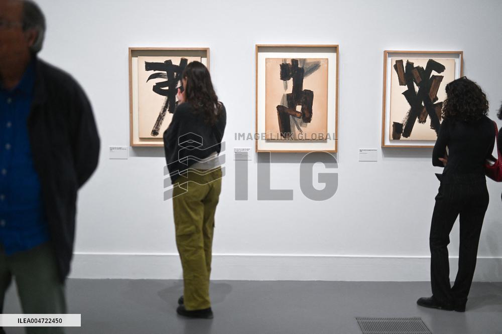 Pierre Soulages au musee du Luxembourg a Paris.