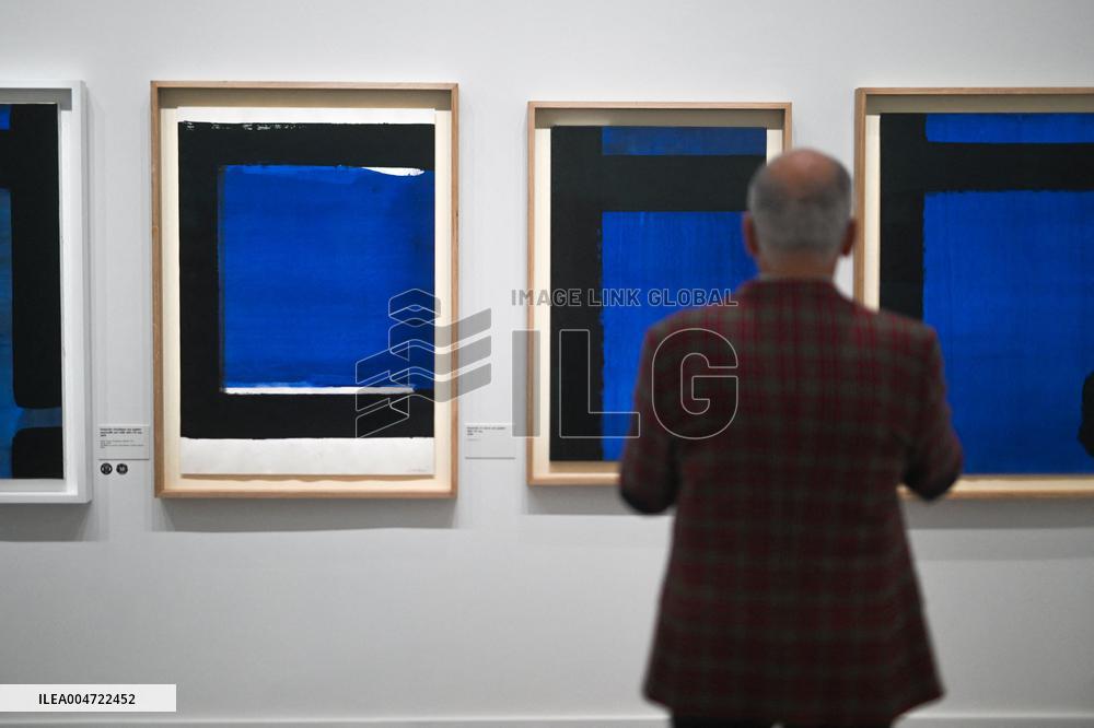 Pierre Soulages au musee du Luxembourg a Paris.