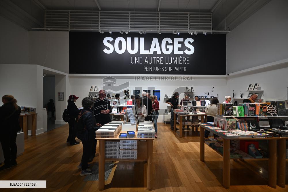 Pierre Soulages au musee du Luxembourg a Paris.