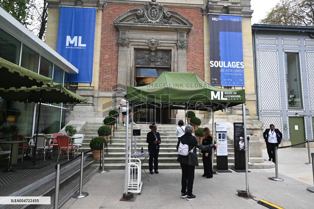 Pierre Soulages au musee du Luxembourg a Paris.