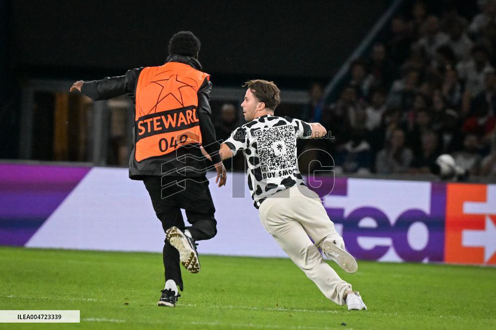 Champions League PSG vs Atalanta BC- Pitch invader - FA