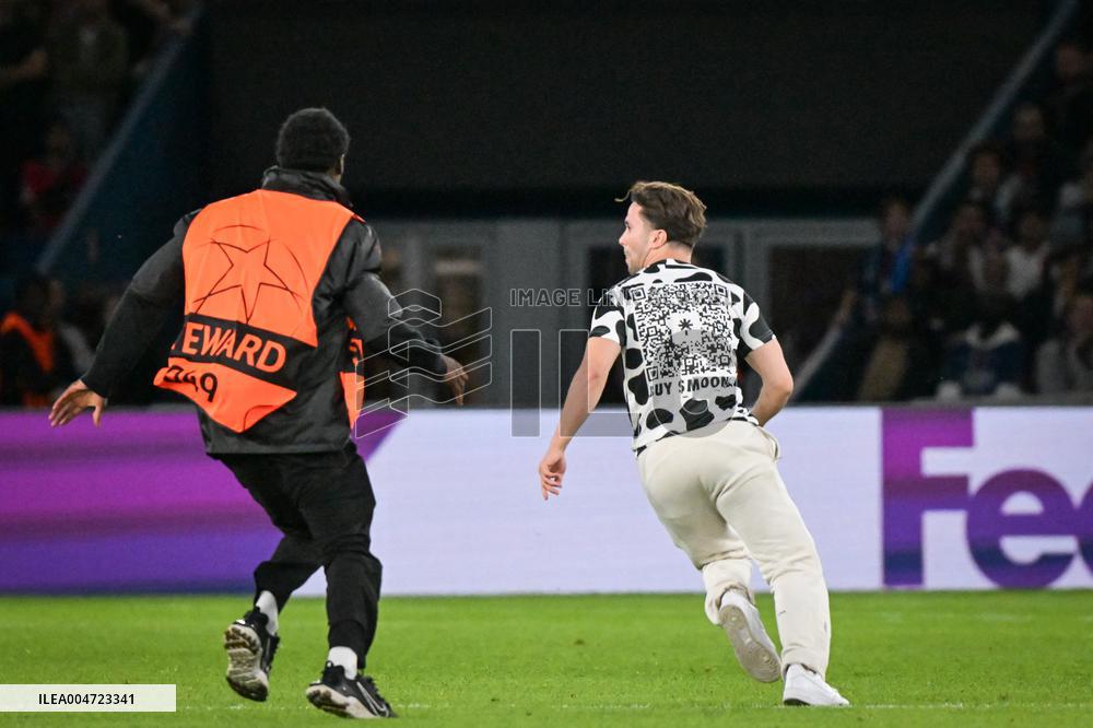 Champions League PSG vs Atalanta BC- Pitch invader - FA