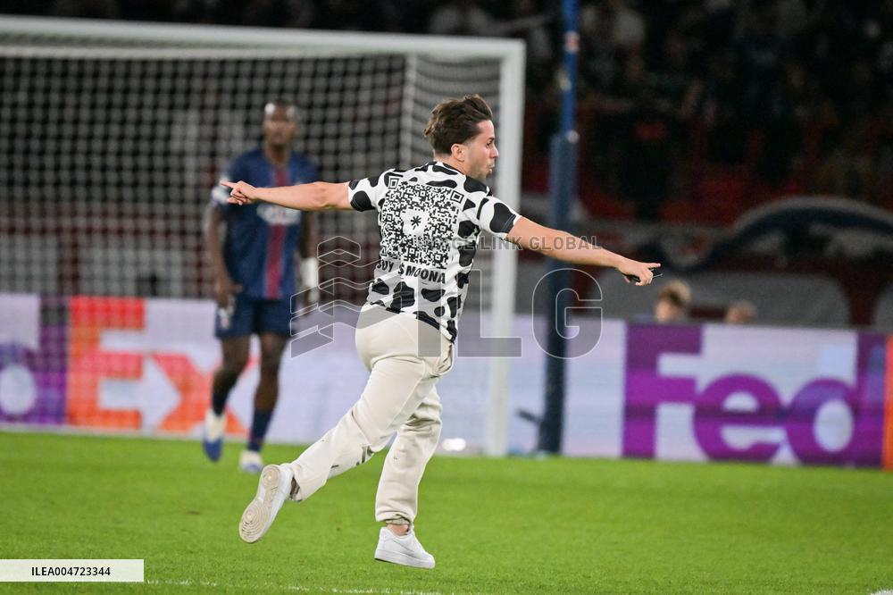 Champions League PSG vs Atalanta BC- Pitch invader - FA